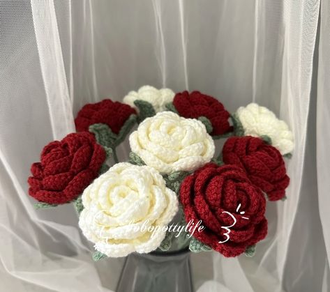 White Rose Flower Bouquet, Art Au Crochet, Bouquet Crochet, Rose Flower Bouquet, Bandeau Au Crochet, Crochet Garden, Crochet Flowers Easy, White Rose Flower, Crochet Fairy