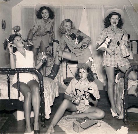 U. of Texas sorority sisters, 1944 Colorized Historical Photos, Public Enemies, Famous Pictures, New Orleans French Quarter, Old Photography, Sorority Sisters, Sorority Girl, Vintage Black And White, University Of Texas