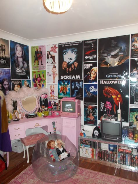 Emo Y2k Room Decor, Room Idea Y2k, 2000s Emo Bedroom Aesthetic, Goth Y2k Room, 200s Bedroom, 2000s Dorm Room, Room Ideas 2000s, 90s Room Ideas, 90s Themed Room