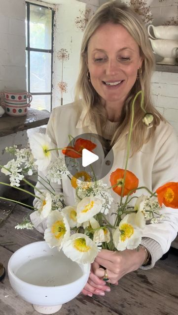 Willow Crossley on Instagram: "Poppies & Orlaya ✨ A wispy, airy bowl arrangement using a 97mm frog (in the shop) #floraldesign #flowerarrangement #flower #flowerfrog #locallygrown" Flower Arrangements With Poppies, Flower Frog Bowl, Flower Arrangements In Bowl, Flower Arrangement In Bowl, Flower Recipes Arrangement, Flower Frog Arrangement, Oasis Flower Arrangements, Bowl Flower Arrangement, Willow Crossley