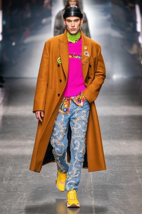 Versace Fall 2019 Menswear Collection - Vogue Mens Fashion 2018, Milan Men's Fashion Week, Dolly Fashion, Male Fashion Trends, Mens Fashion Urban, Mens Fashion Week, Mens Fashion Classy, Funky Fashion, Emily Ratajkowski