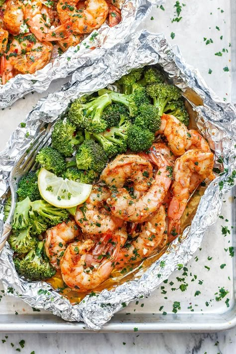 Shrimp and Broccoli Foil Packs with Garlic Lemon Butter Sauce - #shrimp #broccoli #lowcarb #eatwell101 #recipe - Whip up a super tasty meal in under 30 minutes! - #recipe by #eatwell101® Shrimp And Broccoli Foil Packs, Garlic Lemon Butter Sauce, Shrimp Broccoli, Pescatarian Diet, Fancy Fish, Foil Packs, Shrimp And Broccoli, Lemon Butter Sauce, Pescatarian Recipes