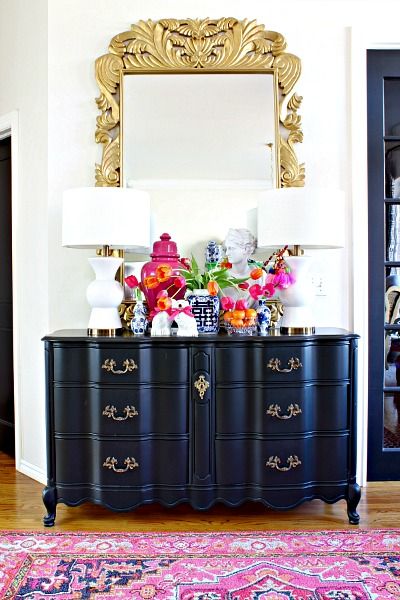 A Spring Tour With Emojis - Thistlewood Farm Bedroom With Hot Pink Accents, Black And White With Pop Of Color Decor, Chinoiserie Chic Bedroom, Chinoiserie Chic Interior Design, Bedroom Blue And White, Tricorn Black, Palm Beach Decor, Black Dresser, Bedroom Blue