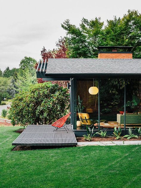 Portland House, 1950s House, A Small House, Mid Century Modern Interiors, Diy Outdoor Decor, Patio Roof, Wood Patio, Casa Exterior, Mid Century Modern House