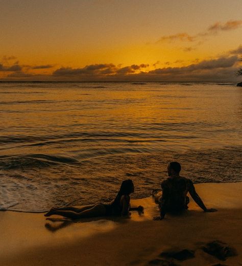 Hawaii Aesthetic Beach, Couple Hawaii, Hawaii Photoshoot, Pre Wedding Praia, River Aesthetic, Candid Poses, Hawaii Aesthetic, Hawaii Sunset, Couple Silhouette