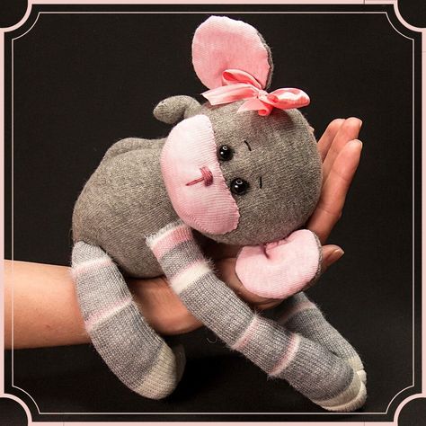 How To Make A Sock Monkey, Sock Dolls How To Make, Sock Sheep, Sock Monkeys Diy, Pillowcase Sewing, Sock Monkeys Tutorial, Sock Animals Tutorial, Sock Animals Diy, Diy Sock Toys