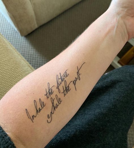 Inhale the future.... Exhale the past.... Inspirational tattoo Inhale The Future Exhale The Past Tattoo, Past Tattoo Ideas, Past Tattoo, Expecto Patronum Tattoo, Inspirational Tattoo, Cursive Tattoos, Piercings Ear, Text Tattoo, Spiritual Tattoos