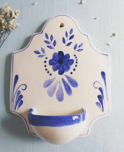 Portuguese Pottery, Coil Pottery, Painted Ceramic Plates, Ceramic Wall Art, Christmas Crafts For Gifts, Ceramic Figures, Pottery Crafts, Pottery Classes, Ceramics Pottery Art