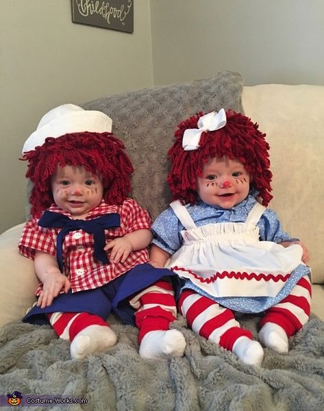 Courtney: This is Bryce and Reece Williams. They are twins! We ordered the costume from Etsy where it was hand made by the lady. Best Diy Halloween Costumes, Old Halloween Costumes, First Halloween Costumes, Twin Halloween, Twin Halloween Costumes, Raggedy Andy, Baby Kostüm