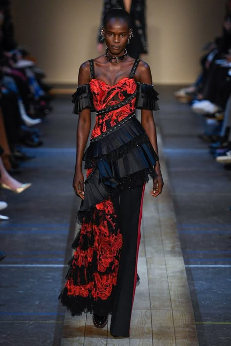 Trend Report: Paris Fashion Week - Mood Sewciety Mcqueen Runway, Random Outfits, Alexander Mcqueen Clothing, Alexander Mcqueen Fashion, Sarah Burton, Mcqueen Fashion, Moda Paris, Herve Leger, John Varvatos