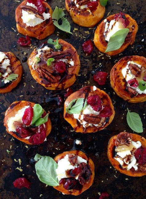 Sweet Potato Rounds Recipe with Goat Cheese, Cranberries & Honey Balsamic Glaze | CiaoFlorentina.com Fall Themed Appetizers, Sweet Potato Rounds, Fall Recipes Appetizers, Fall Appetizers Easy, Potato Rounds, Goat Cheese Appetizer, Fall Appetizers, Goat Cheese Recipes, Cranberry Cheese