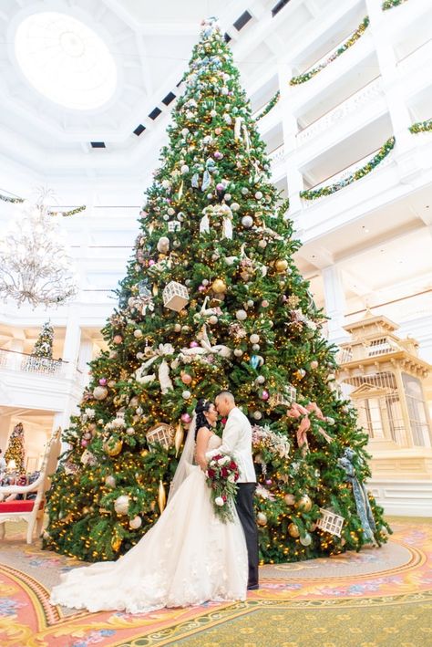 This Couple Had a Holiday Wedding at Walt Disney World Christmas Disney Wedding, Disney Christmas Wedding, Christmas Eve Wedding, Wedding Styles Themes, Disney Winter, Couples Disney, Hamilton Wedding, Wedding Disney, Enchanted Christmas