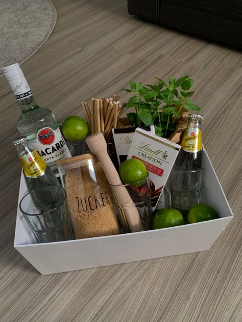 Alcohol Basket, 18th Birthday Present Ideas, Creative Money Gifts, Christmas Gift Basket Ideas, Gift Inspo, Diy Presents, Prom Proposal, Christmas Gift For Mom, Gift Basket Ideas