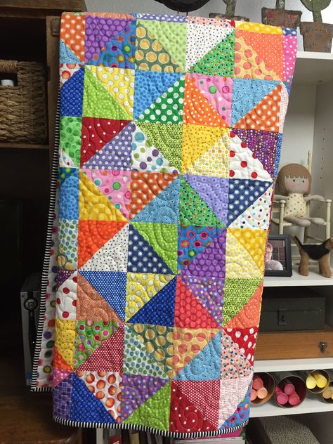 Ellie's polka dot quilt. April 2016 Polka Dot Quilts Pattern, Polka Dot Quilts Ideas, Polka Dot Quilts, Colchas Quilting, Half Square Triangle Quilts Pattern, Triangle Quilt Pattern, Triangle Quilts, Aol Mail, Scrappy Quilt Patterns