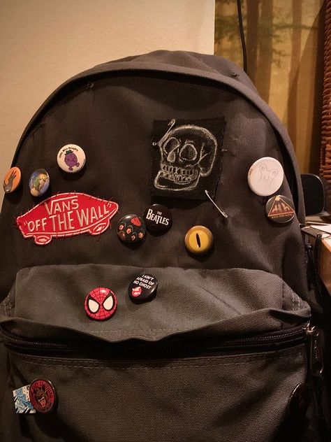 Stile Ragazza Skater, Punk Backpack, Teen Backpack, Skull Patch, Punk Pins, Inside My Bag, Image Swag, Bag Pins, Backpack Decoration