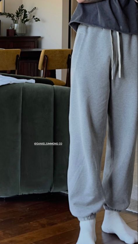 Home Outfit Men, Home Outfit Comfy, Sweatpants Outfit Men, Clean Boy Aesthetic, Outfits Rock, Minimal Streetwear, Sweater Outfits Men, At Home Outfits, Masc Outfits