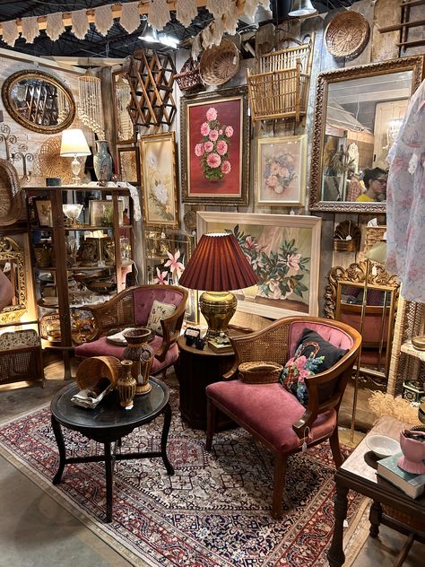 Antique Booth Set Up, Thrift Store Layout, Antique Store Display Ideas, Furniture Store Layout, Antique Store Booth, Vintage Shop Interior, Antique Booth Display Ideas, Antique Booth Ideas Staging, Antique Store Aesthetic