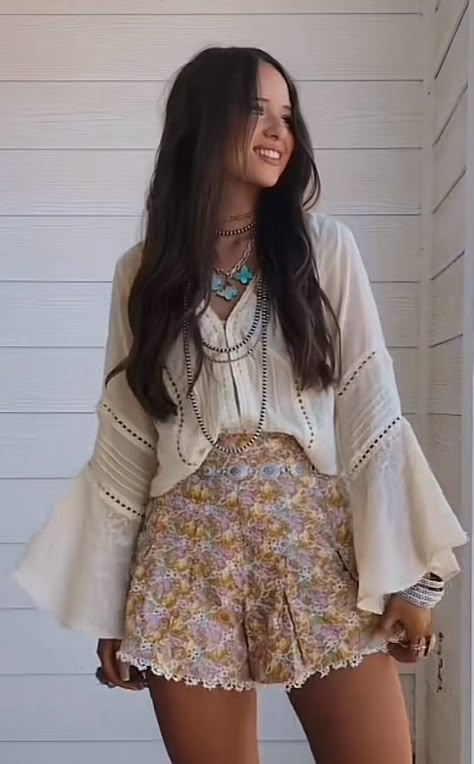 Hippy Country Outfit, Folksy Outfit, Western Summer Outfits Women, Modern Country Outfits, Hippie Western Outfits, Country Boho Outfit, Boho Country Outfits, Modern Hippie Fashion, Boho Style Aesthetic