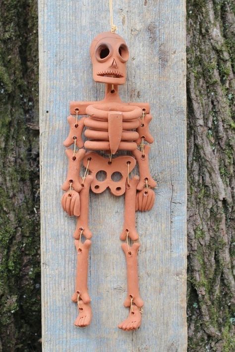 Skeleton Ceramics, Mexican Clay Art, Simple Clay Sculpture, Skeleton Clay, Clay Skeleton, Ceramic Skeleton, Clay Skull, Mexican Folk Art Decor, Dia De Los Muertos Decorations Ideas