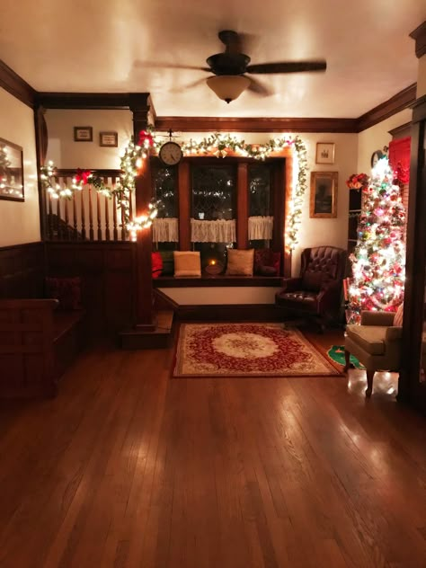 Old Home Christmas Decor, Apartment Porch Christmas Decor, Christmas House Inside, Christmas Room Background, Christmas Small House, Christmas Living Room Decor Cozy, Craftsman House Interior, Cozy Christmas House, Christmas Decorations Traditional