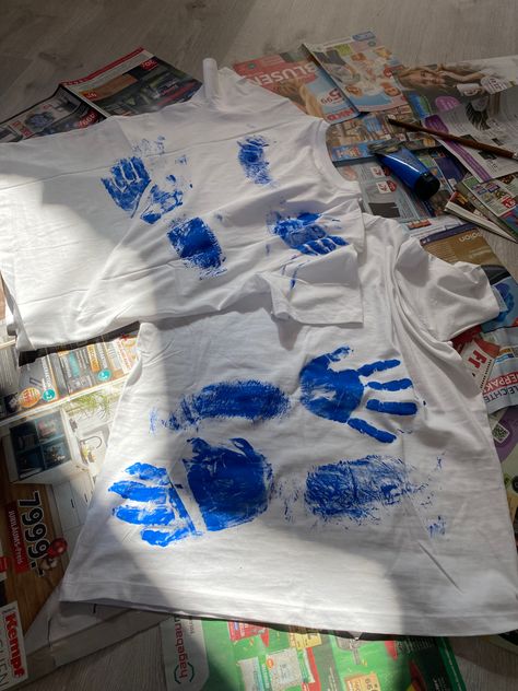 Hand print shirts Hand Print Shirt Couple, Hug Shirts Diy, Hug Shirts With Paint, Hand Print Shirt, Matching Shirts For Couples, Hand Printed Shirt, Tee Shirts Diy, Friend Things, Shirt Painting