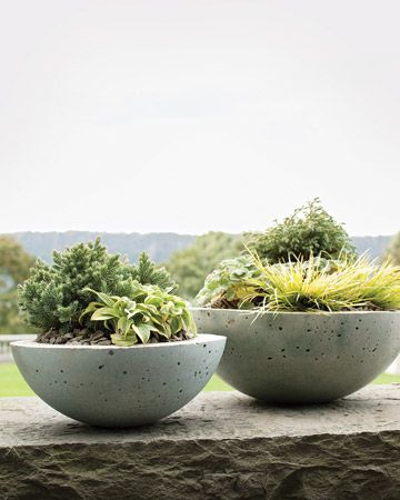 Hypertufa pots made from metal mixing bowls Deck Pergola, Concrete Containers, Stone Planters, Cement Planters, Concrete Pots, Have Inspiration, Garden Containers, Cactus Y Suculentas, Concrete Planters