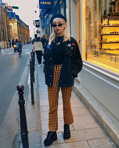 Una 🕷🥀🐇🔪💫 on Instagram: “Ok so is it cheesy to wear a beret in France?” Yellow Beret Outfit, Punk Beret, Outfits With Berets, Beret Outfit Street Style, Yellow Beret, Beret Outfit, Wardrobe Closet, Wardrobe Ideas, Berets