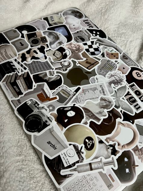 Macbook With Stickers Aesthetic, Laptop With Stickers Aesthetic, Macbook Aesthetic Stickers, Macbook With Stickers, Mac Customization, Macbook Stickers Aesthetic, Macbook Decoration, Aesthetic Laptop Case, Macbook Case Aesthetic