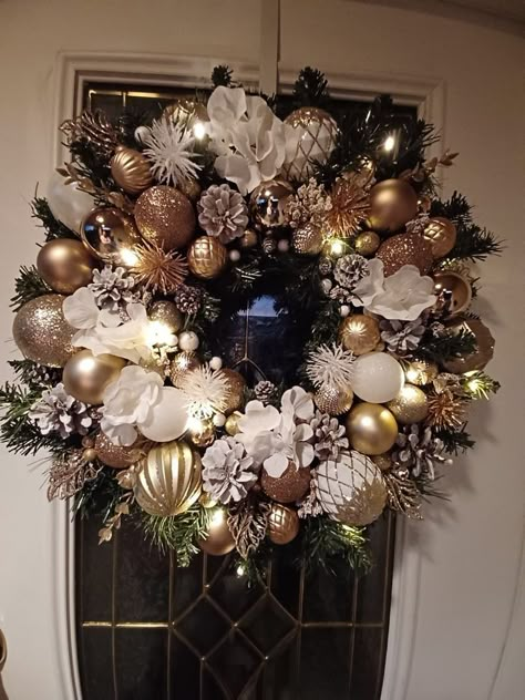 Christmas Reefs For Doors Ideas, Gold And White Wreath, Gold Christmas Decorations Diy, Gold And White Christmas Wreath, White And Gold Christmas Wreath, White And Gold Wreath, Diy Christmas Decorations Outdoor, Vintage Christmas Tree Ideas, White And Gold Christmas Decor