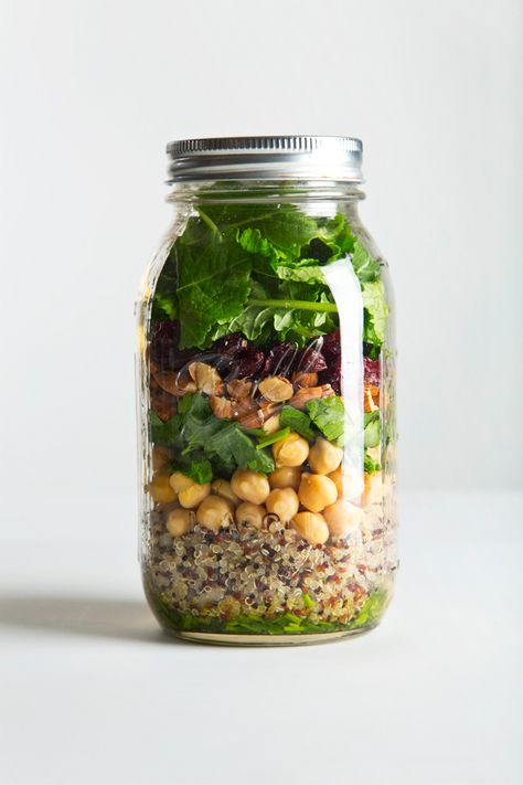 Quinoa Kale Salad, Vegan Quinoa Recipes, Salad Jar Recipe, Quinoa Kale, Jar Salad, Mason Jar Salad Recipes, Vegan Quinoa, Mason Jar Salad, Mason Jar Meals