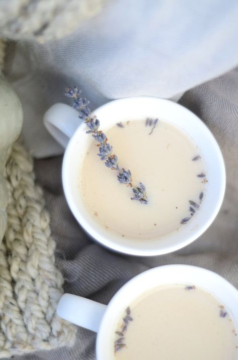 London Fog Lavender Tea Latte #fall #tea #latte #fog #lavender #autumn #cozy #recipe #latteart Lavender Deserts, London Fog Tea Latte, London Fog Tea, Lavender Recipes, London Tea, Lavender Tea, Milk Shakes, Tea Latte, Earl Grey Tea