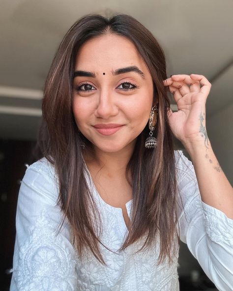 Indian Skin Makeup, Outfit For College, Mostly Sane, Indian Makeup Looks, Prajakta Koli, Light Makeup Looks, Long Hair Images, Everyday Makeup Tutorials, Traditional Hairstyle