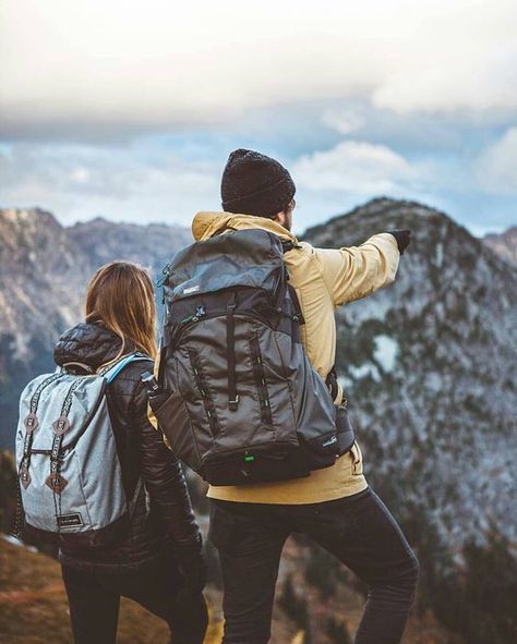 29 Anniversary Ideas to Bring You Closer Together 35th Anniversary Ideas, Camping Couples, Wander Outfit, Hiking Couple, Camping Couple, Backpack Photography, Hiking Photography, Couple Travel, Adventure Couple