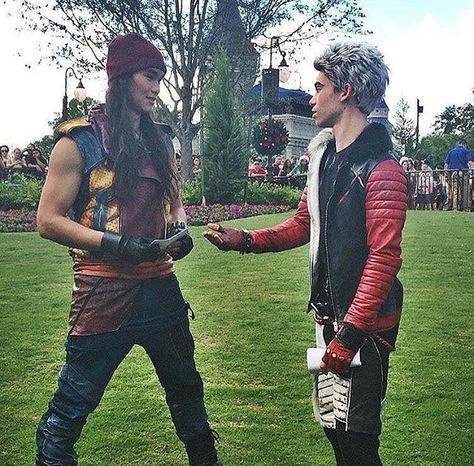 Booboo Stewart and Cameron Boyce going over the script for Descendants Cameron Dove, Disney Reimagined, Jay Descendants, Carlos Descendants, Cameron Boyce Descendants, Descendants Movie, Cameron Boys, Disney Descendants Movie, Descendants Characters