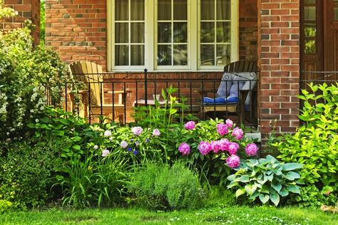 7 Simple Ways To Landscape Your Front Porch | eHow Front Porch Landscaping Ideas, Garden Preparation, Perennial Garden Plans, Front Porch Garden, Porch Landscaping, Front Porch Design, Red Brick House, Patio Roof, Porch Garden