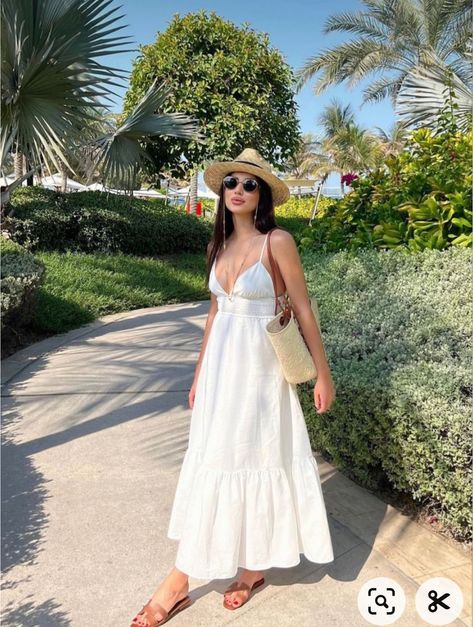 Outfit Inspo Mexico, Elegant Beach Outfits Women, Beach Outfits Elegant, Alacati Outfit, Italian Girl Aesthetic Outfit, Goa Clothes Outfits Women, Mexico Fits For Women, Bodrum Outfit Ideas, Istanbul Summer Outfit