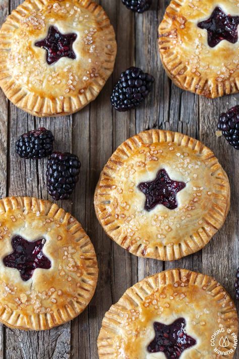 I like this design Blackberry Hand Pies Easy, Blackberry Hand Pies, Apple Pie Easy, Pie Easy, Hand Pie Recipes, Blackberry Pie, Apple Hand Pies, Dessert Places, Blackberry Recipes