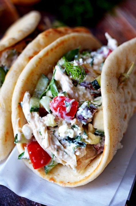 Easy Greek Tzatziki Chicken Salad. Delicious? Check. Easy? Check. Healthy? Check.  Find out how to make the no-cook quick summer salad! | hostthetoast.com Tzatziki Chicken Salad, Tzatziki Chicken, Greek Tzatziki, Cheesecake Dip, Summer Eating, Summer Salad, Mediterranean Diet Recipes, Diet Keto, Summer Dinner