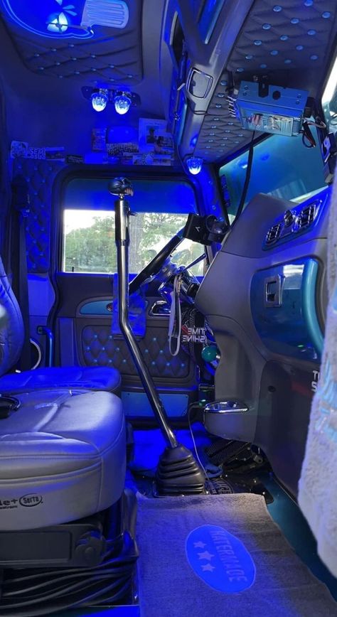 Semi Trucks Interior Custom Big Rigs, Rc Construction Equipment, Black Over Knee Boots, Semi Trucks Interior, Trucks Interior, Trucks For Sell, Truck Living, Peterbilt 359, Call With Boyfriend Screen