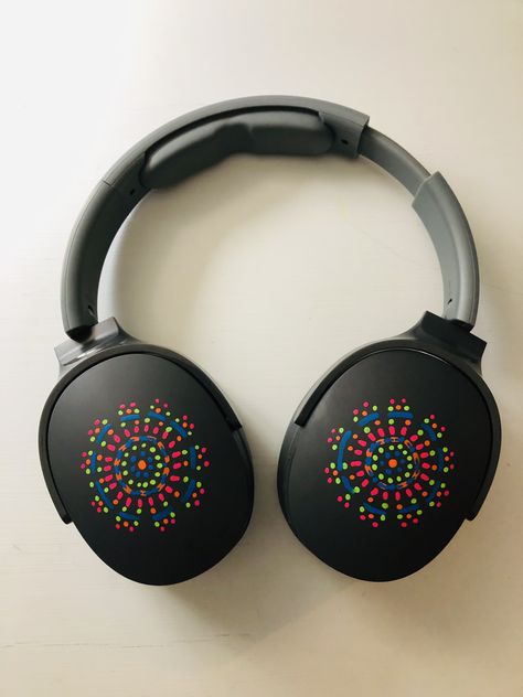 Drawing On Headphones, Painting Headphones, Painted Headphones, Headphones Ideas, Headphone Decoration, Diy Headphones, Cool Tech Gadgets Electronics, Gadgets Technology Awesome, Black Headphones