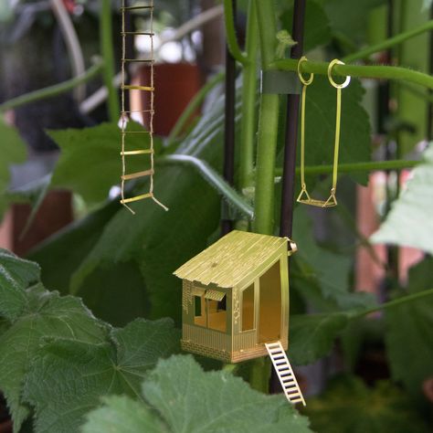 Botanopia on Instagram: “Perfect Sunday afternoon activity: building your own golden treehouse. You don't even need a real tree, just a plant! This treehouse is…” Tiny Tree House For Plants, Tiny Treehouse Plant, Plant Treehouse, Woodsy Crafts, Miniature Treehouse, Plant Houses, Tiny Tree House, Spider Habitat, Garden Diorama