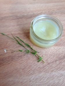 Create your own natural tattoo salve for your new fresh ink! It's soothing and keeps it moisturized, with just a few simple ingredients! Cover Ups Tattoo, Cream Tattoo, Homemade Tattoos, Tattoo Goo, Salve Recipes, Tattoo Cream, Green Soap, Small Tattoos Simple, Fresh Tattoo