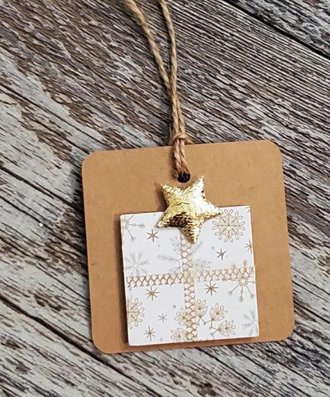 Christmas Present Decoration, Gift Tags Handmade, Fabric Star, Back In Black, Fabric Stars, Brown Kraft Paper, Holiday Gift Tags, Gold Fabric, Jute Twine