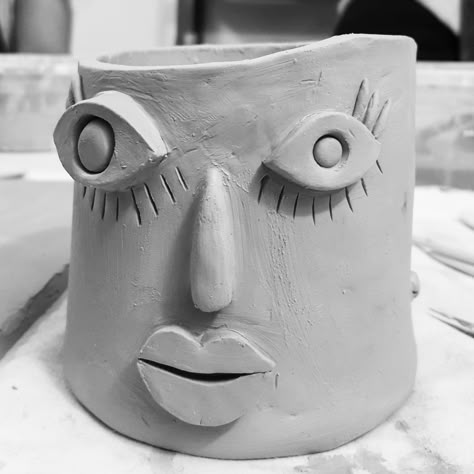 Face Ceramics Ideas, Face Vases Ceramics, Pottery With Faces, Ceramic Turtle, Ceramic Birdhouse, Beginner Pottery, Face Vase, Clay Face, Pottery Workshop