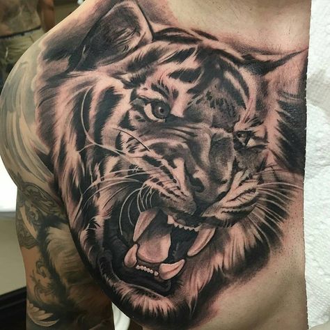 Tato Realis, Lion Chest Tattoo, Japanese Tiger Tattoo, Big Cat Tattoo, Tattoo Son, Petit Tattoo, Lion Head Tattoos, Tiger Tattoo Design, Pokemon Tattoo