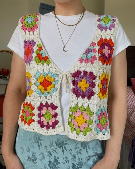 Happy #grannysquareday 🤩🧶 Granny squares will ALWAYS be my favourite! Here are my favourite granny square projects 💗 1. Grandad’s vest 2. Aran granny squares & stripes cardigan and granny squares hat 3. Love letter bag 4. Grandad’s vest 5. Checked flower vest 6. DK granny squares & stripes cardigan and granny squares hat 7. Grandad’s vest 8. Solid granny squares dress 9. Aran granny squares & stripes cardigan 10. Granny squares bag (YouTube Tutorial) Granny Square Short Sleeve Cardigan, Granny Square Sleeveless Vest, Granny Square Sleeveless Cardigan, Striped Granny Square, Granny Square Button Up, Granny Square Open Vest, Granny Square Vest Layout, Crochet Granny Square Vest Pattern Free, Half Granny Square Pattern