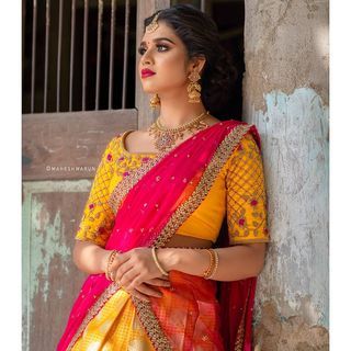 Banaras Love ❤️ . . Custom made for a client. Similar pieces can be done. . . Off-white banaras skirt with a sleeveless hand embelished… Half Saree Lehenga Yellow, Pink Bridal Saree, Traditional Half Saree, Lehenga Yellow, Pink Half Sarees, Black Sequin Crop Top, White Embroidered Blouse, Tassel Blouse, Choli Dress