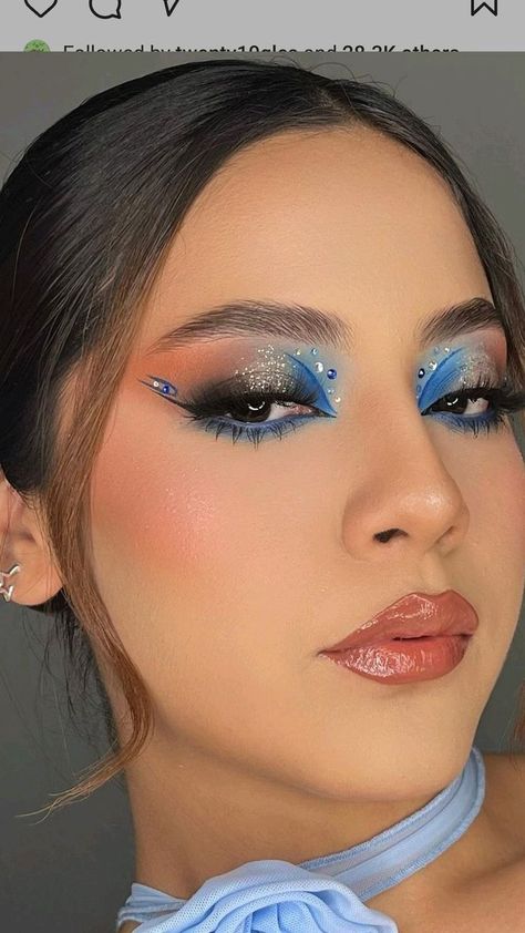 Makeup Azul, Models Without Makeup, Photos Of Models, Vibrant Makeup, Rhinestone Makeup, Graphic Makeup, Rave Makeup, Eye Makeup Pictures, Pinterest Makeup