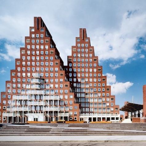 By building an Apartment in the pyramid style in a modern way. It's like telling us to live in the present with the history in mind Vanna Venturi House, Modernism Architecture, Design Definition, Postmodern Architecture, Post Modern Architecture, Mario Botta, Postmodern Design, Moore House, Claes Oldenburg