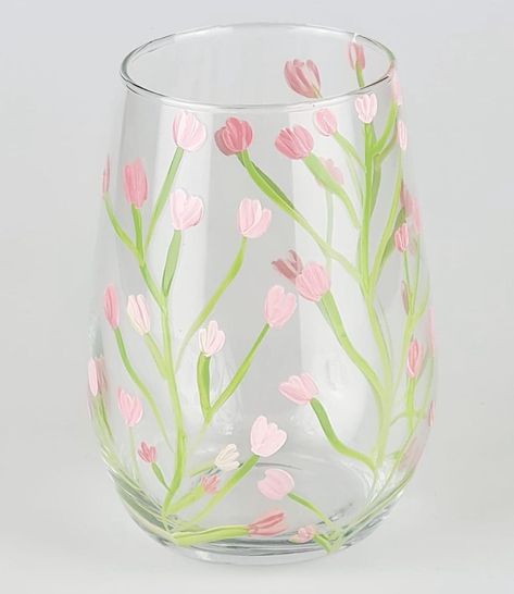 Glass Painting Designs Flowers, Cute Glass Painting, Glass Painting Designs Easy, Painted Wine Glasses Diy, Easy Wine Glass Painting, Painted Wine Glasses Ideas Simple, Painting Wine Glasses Diy, Glass Cup Painting Ideas, Wine Glass Painting Ideas